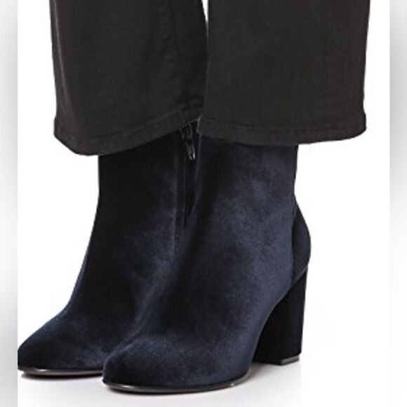 CLUB MONACO Velvet navy blue booties - Picture 1 of 11
